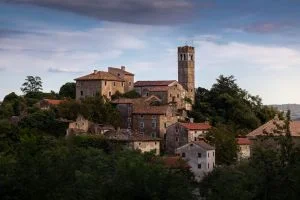 Il piccolo paese istriano di Završje splende al tramonto.